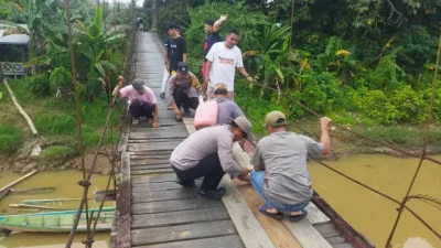 Cegah Kecelakaan di Jalur Vital, Polsek Tabang dan Warga Umaq Bekuay Gotong Royong Perbaiki Jembatan Gantung