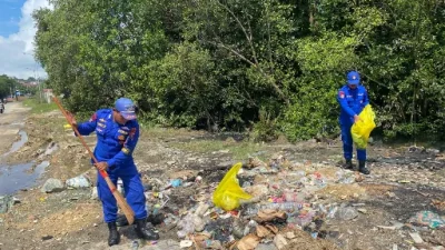 Wujudkan Lingkungan Bersih dan Sehat, Ditpolairud Polda Kaltim Gelar Aksi Bersih-Bersih di Pesisir Somber