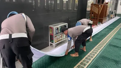 Wujudkan Kepedulian, Si Propam Polres Kukar Gelar Aksi ‘Jumat Bersih’ di Masjid Darul Muqarrobin