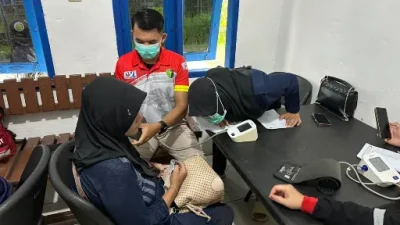 Sentuhan Kasih Polres Kukar: Warga Antusias Ikuti Cek Kesehatan Gratis di Pos Kumala
