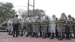 Mantapkan Kesiapsiagaan Jelang Agenda Kamtibmas, Wakapolres Kukar Cek Peralatan dan Personel Dalmas