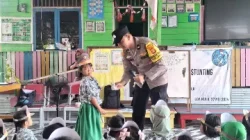 Hadirkan Senyum di Sekolah, Polsek Loa Kulu Sambangi TK Cempaka Jembayan Tengah Lewat Program “Polsanak”