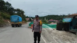 Respons Cepat Bencana, Bhabinkamtibmas Polsek Loa Janan Amankan Arus Lalu Lintas di Lokasi Longsor Desa Tani Bhakti