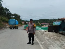 Respons Cepat Bencana, Bhabinkamtibmas Polsek Loa Janan Amankan Arus Lalu Lintas di Lokasi Longsor Desa Tani Bhakti
