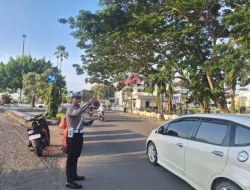 Hangatnya Sapaan Pagi Satlantas Polres Kukar: Kawal Keselamatan Pelajar dan Pengguna Jalan di Titik Strategis Tenggarong