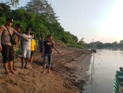 Perahu Bermuatan Sawit Karam di Sungai Belayan, Polsek Kembang Janggut Pimpin Pencarian Korban Tenggelam