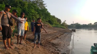 Perahu Bermuatan Sawit Karam di Sungai Belayan, Polsek Kembang Janggut Pimpin Pencarian Korban Tenggelam