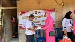 Polwan Ditreskrimsus Polda Kaltim Bersama Bhayangkari Salurkan Bantuan Sosial di Kampung Bedeng Balikpapan