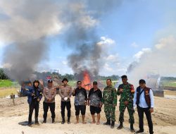 Kolaborasi Polisi dan TNI Respon Laporan Warga Soal PETI, 12 Rakit Dimusnahkan