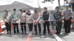 Wujud Kepedulian Polri, Jembatan Presisi Kelurahan Timbau Resmi Menjadi ‘Nadi’ Baru Bagi Warga