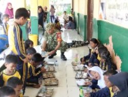 Babinsa Kawal Distribusi Makanan Bergizi SPPG Karangjaya 1 & 2, Ribuan Siswa dan Posyandu Terlayani