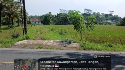 Jalan di Sebelah Kantor Kecamatan Kawunganten Terbengkalai, Warga Protes