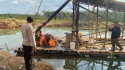 Musnahkan 3 Rakit, Polsek Kuantan Hilir Tertibkan PETI di Kasang Limau Sundai
