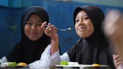 Dari Dapur ke Masa Depan: Cerita Prima dan Ratusan Porsi Harapan di Program MBG