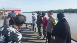Polsek Anggana Monitoring Pengendalian Hama Ulat Bulu di Desa Sepatin Menggunakan Teknologi Drone Spraying