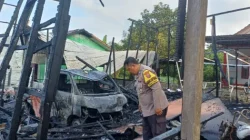 Sigap!! Respons Cepat Polsek Sebulu Amankan TKP Kebakaran Gudang Pemdes Sebulu Ulu